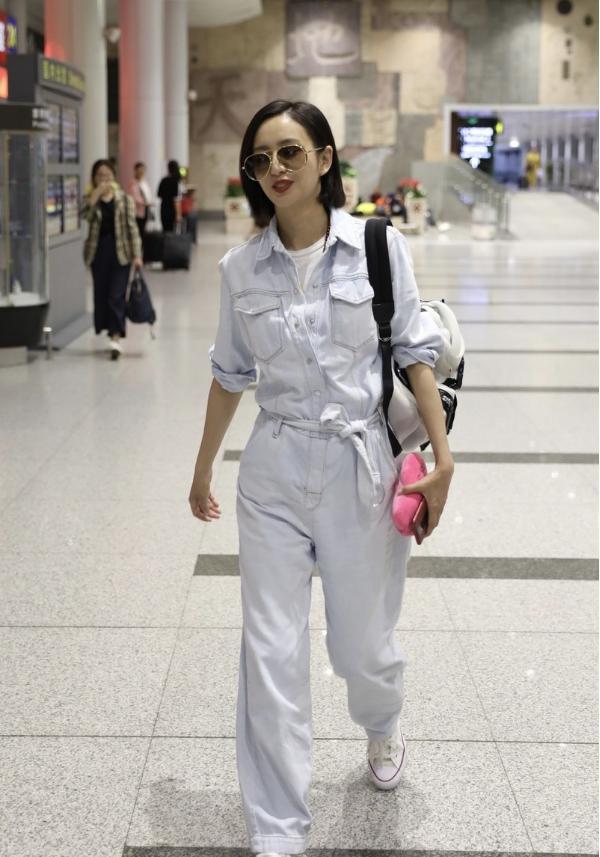 佟丽娅身材真好,穿连体衣看着"松垮垮",系腰带分出"四
