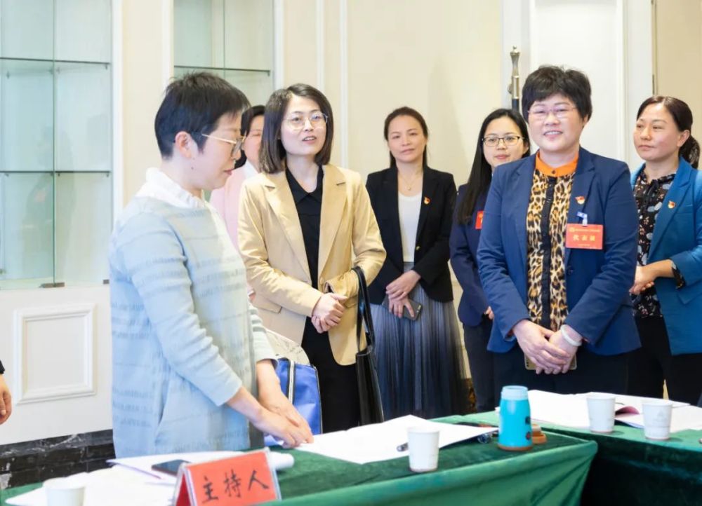 陈茜看望出席潜山市妇女第十二次代表大会代表
