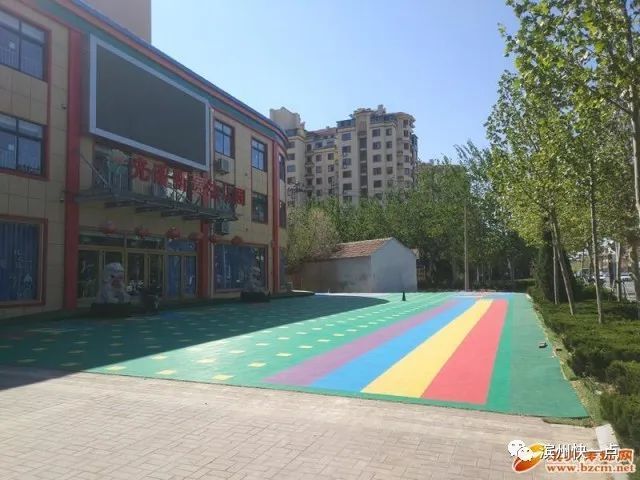 热议:滨州一幼儿园门前铺满悬浮地板!这算不算圈占公共区域?