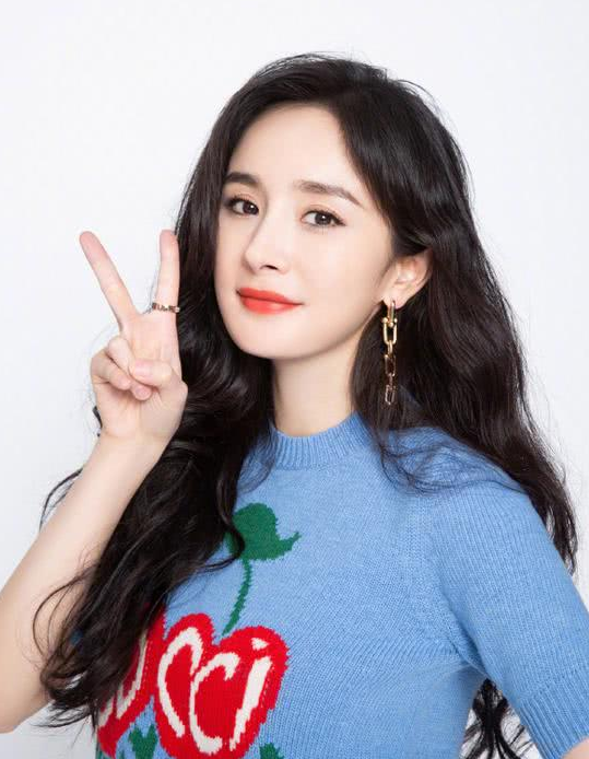 杨幂遭知名作家怒怼:一个35岁的女人,为何总是想着装纯扮嫩?