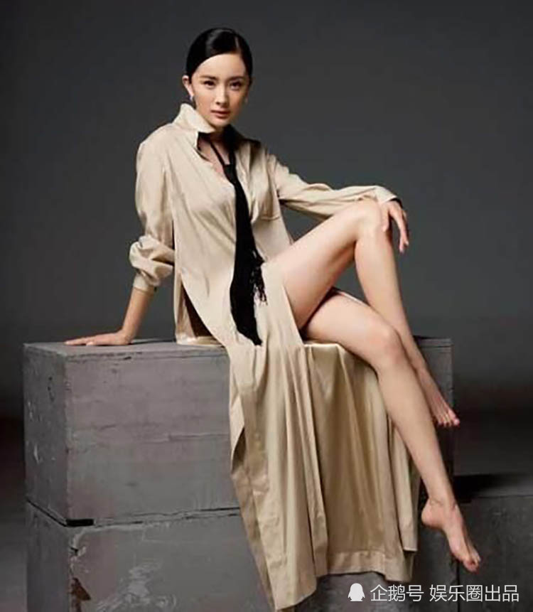 杨幂有多会拍照?秀大长腿拍照动作不重样,但美感却极其一致