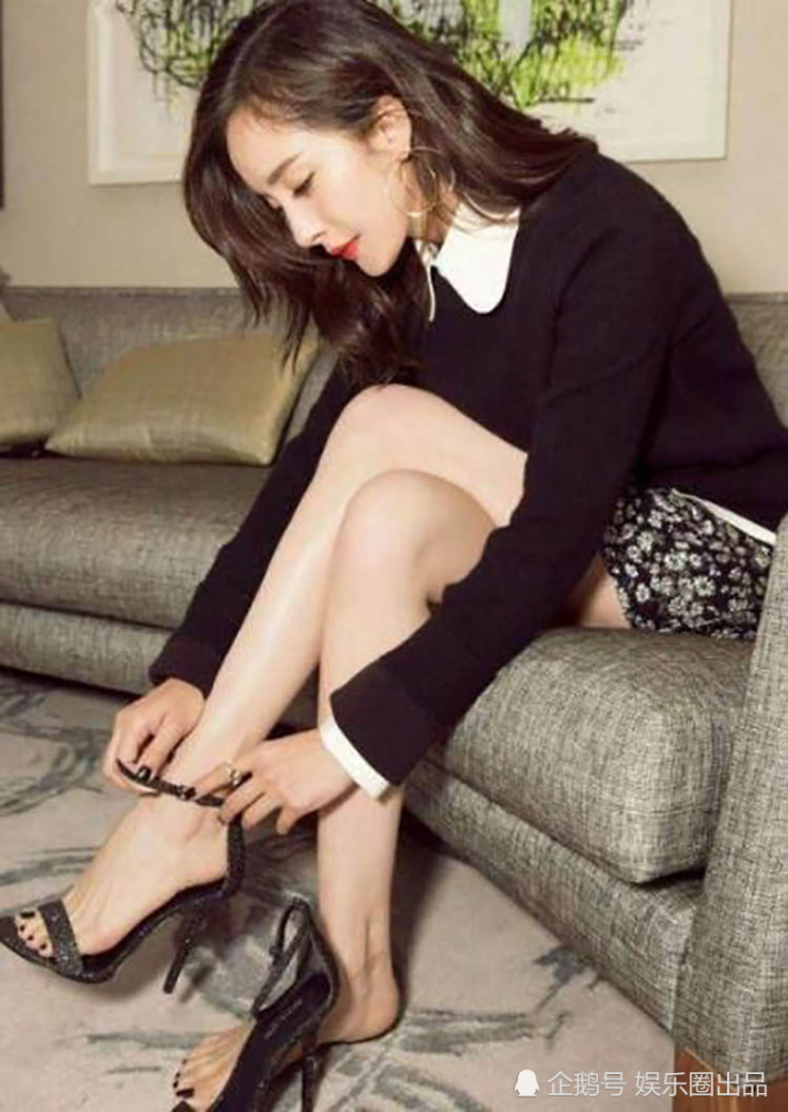 杨幂有多会拍照?秀大长腿拍照动作不重样,但美感却极其一致
