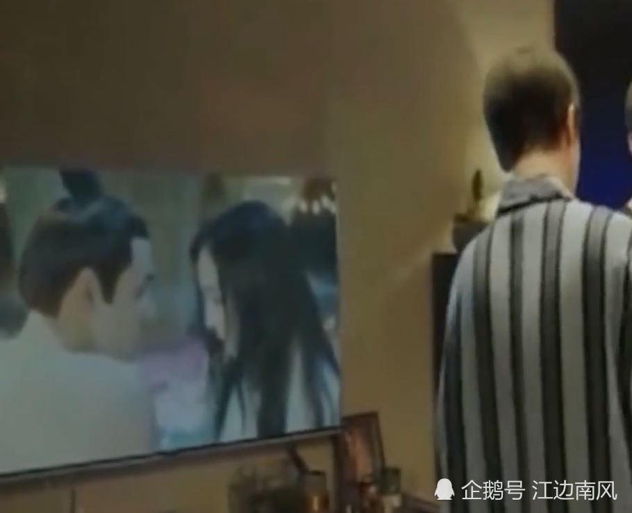 照片中,可以清楚的看到当时电视上播放的正是杨幂出演的某一部电视剧