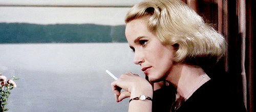 充满香艳的暗示 《美人计》里的ingrid bergman,《蝴蝶梦》里的joan