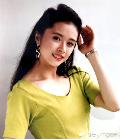 照片中何美钿穿着牛油果绿的上衣,妆容清淡精致,发量惊人令人羡慕,这