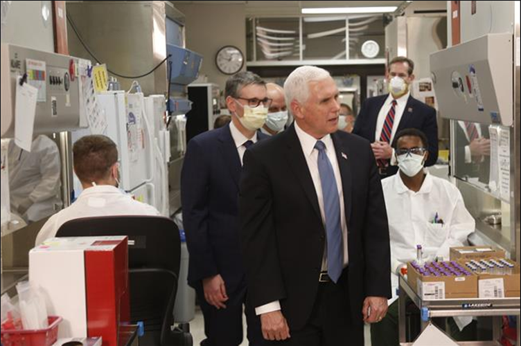 美国副总统彭斯无视医院禁令不带口罩进拥挤病房,被批