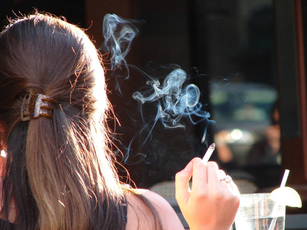 现在抽烟的人越来越多了,这其中有很多年轻人以及女性朋友.