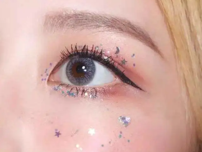 女孩子眼睛有这“3标志”，天生自带“眼妆”，全中异性缘爆棚哟