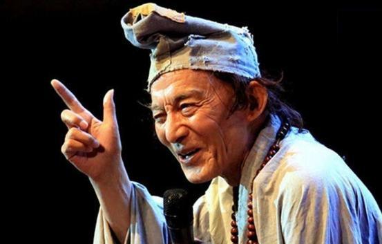 他是最经典的"济公",跑了30年龙套,52岁成名,83岁骨折
