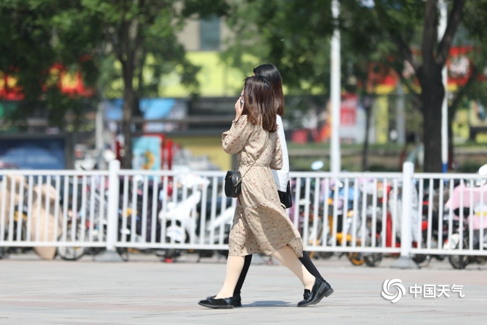 南北气温热如初夏 街头行人裙装短裤穿着清凉