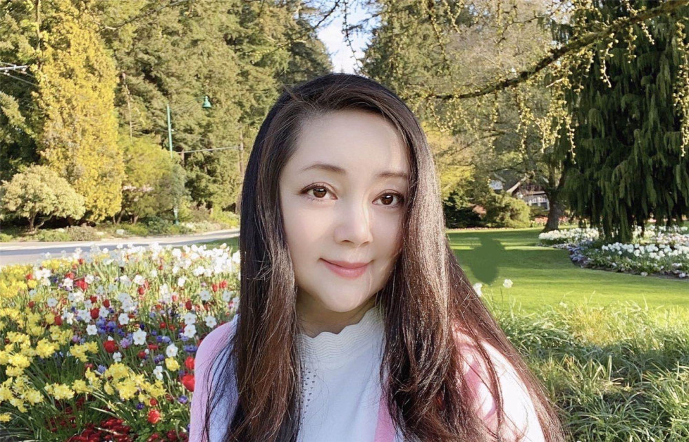 薛宝钗的扮演者张莉,如今状态极佳,缅怀故人陈晓旭