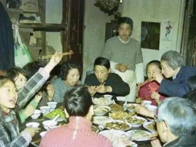 看看80年代的年夜饭,再看看现在的,网友:缺的不是美味