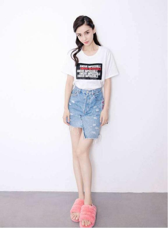杨颖的衣服有意思,一条裙子俩长度,料子"破破烂烂"还挺潮