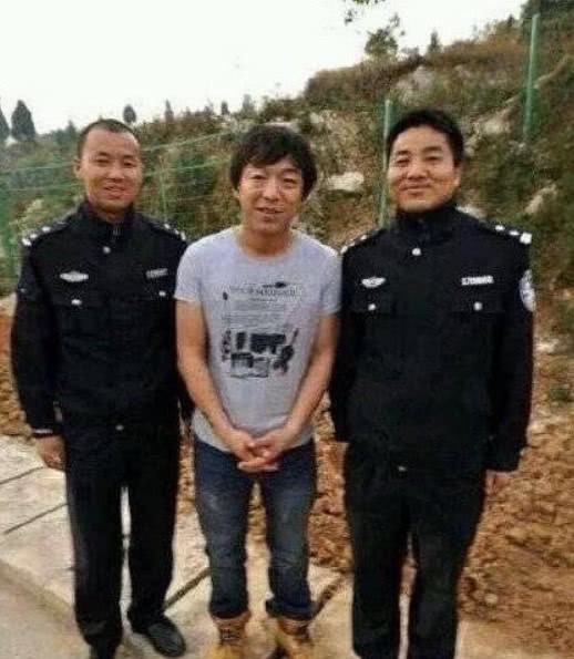 与"警察"的合影,对比撒贝宁的,黄渤真的太像"小混混"