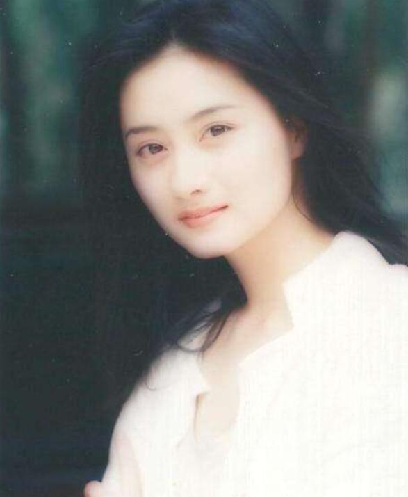 46岁"琼瑶女郎"陈德容宣布离婚,年轻时的她真的惊艳了