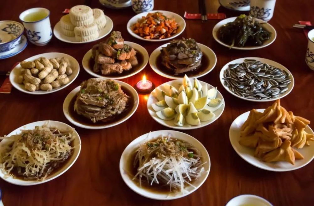 "十全"席中,凉菜碟子十二个,分别为荤菜四个,水菜碟子四个,干果碟子四