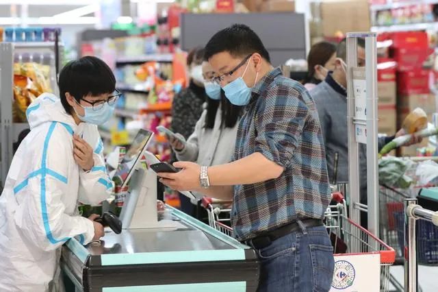 发消费券和直接发现金，哪个好？