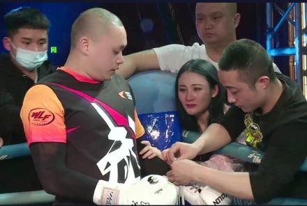 一龙赢得"龙狗大战"胜利,两次tko刘二狗,场边美女抢镜