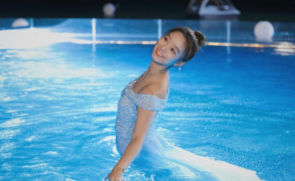 一颦一笑都是戏,那一双清新灵动的大眼睛尤为吸睛,而且脸圆圆的超可爱