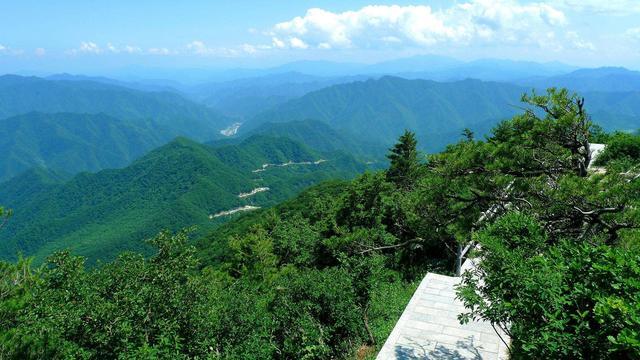 秦岭最美的是商洛,登上秦岭主脊牛背梁,感受八百里秦川的豪迈