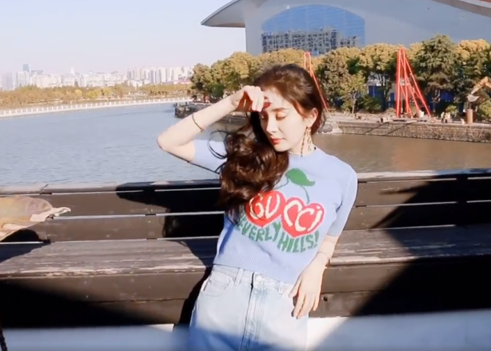 杨幂跪在地上和狗子拍照,却忘记自己穿的是短裙,救场反应堪称教科书