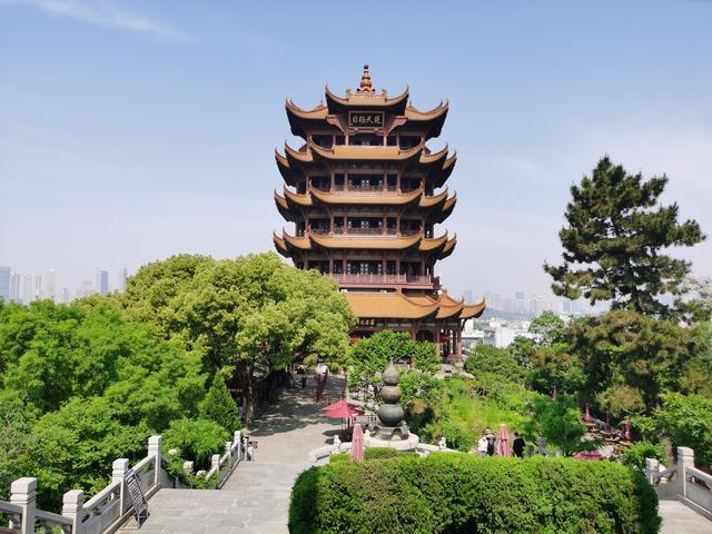 恢复开放的黄鹤楼见证武汉复苏 4月29日上午,记者在黄鹤楼公园