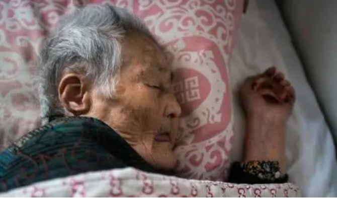 为什么很多老人去世前,嘴里都会说胡话?专家:那可不是