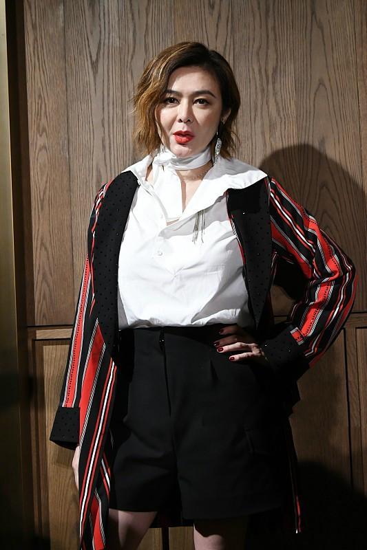 关之琳只是换了短发,身穿驼色大衣亮相,意外减龄又