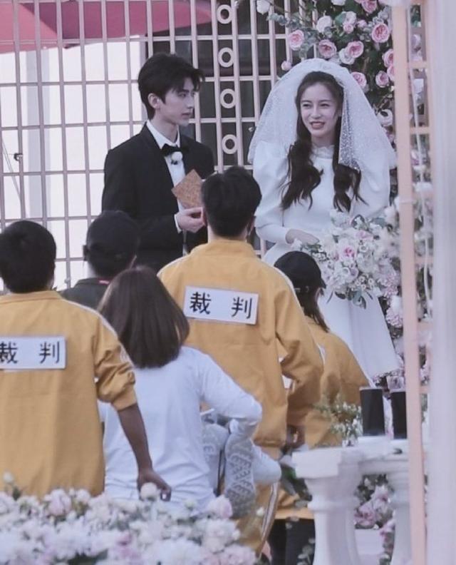 baby穿婚纱,蔡徐坤穿西装,并肩站一起的那一刻,却被甜