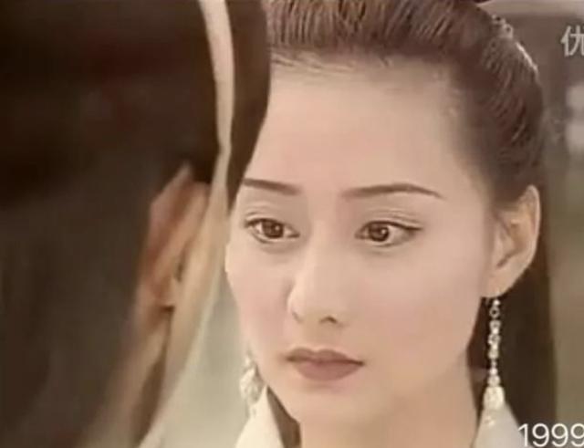 1999年,《绝代双骄》中的铁心兰,侠女风范,让我们看到不同的陈德容.