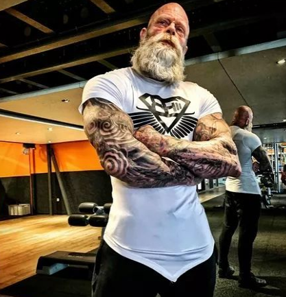55岁荷兰网红健身大叔,浑身刺青加肌肉,现在状况如何