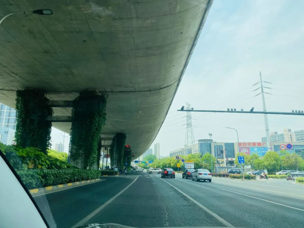 大家注意避行 今天早上 一则长虹路高架"断裂"和"异响"的消息 在常州