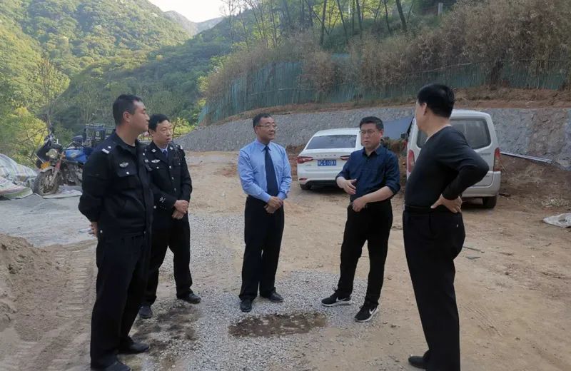 卢氏县公安局副局长骆伟军对"五一"节景区安保工作进行督导检查