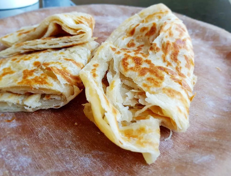 早餐烙饼时,掌握3点小妙招,出锅饼香又软,张张起层还