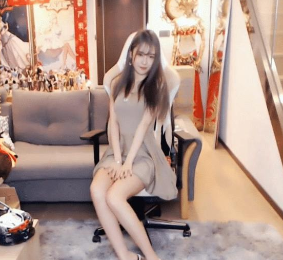 谁说碎花裙显老腐团儿穿上后战术后退网友这也太清凉了