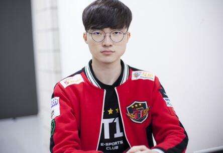 "李老八"玩云顶之弈,卢锡安和ez必须三星,faker:多帅哦!