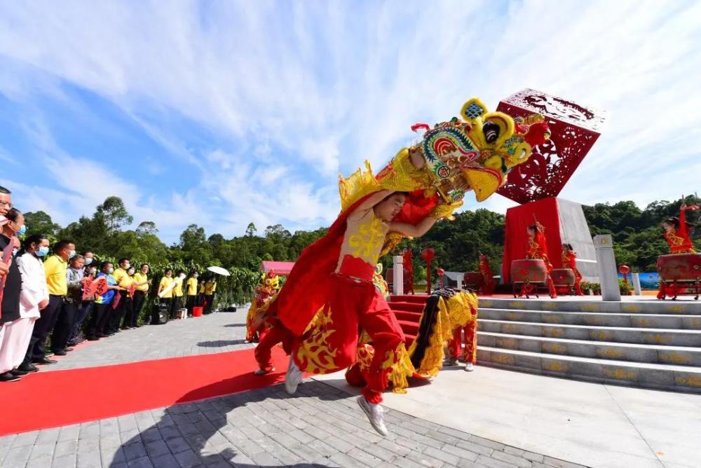 伴随着吉祥欢庆的音乐,激情澎湃的麒麟舞——麒麟迎福,拉开了揭幕·接