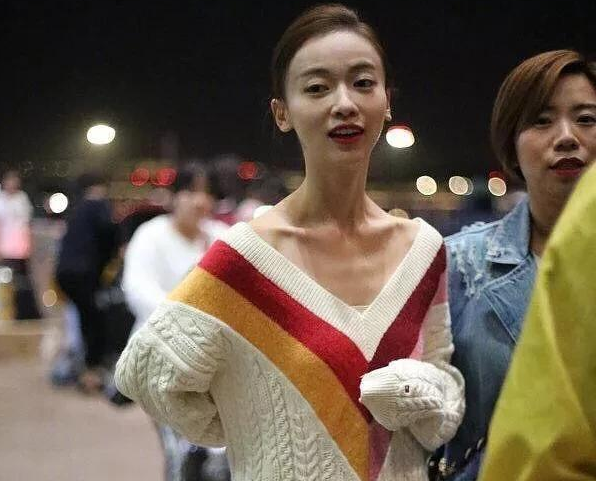 有种"真实"叫路人镜头下的女明星,吴谨言太瘦,热巴变老,而她比精修还