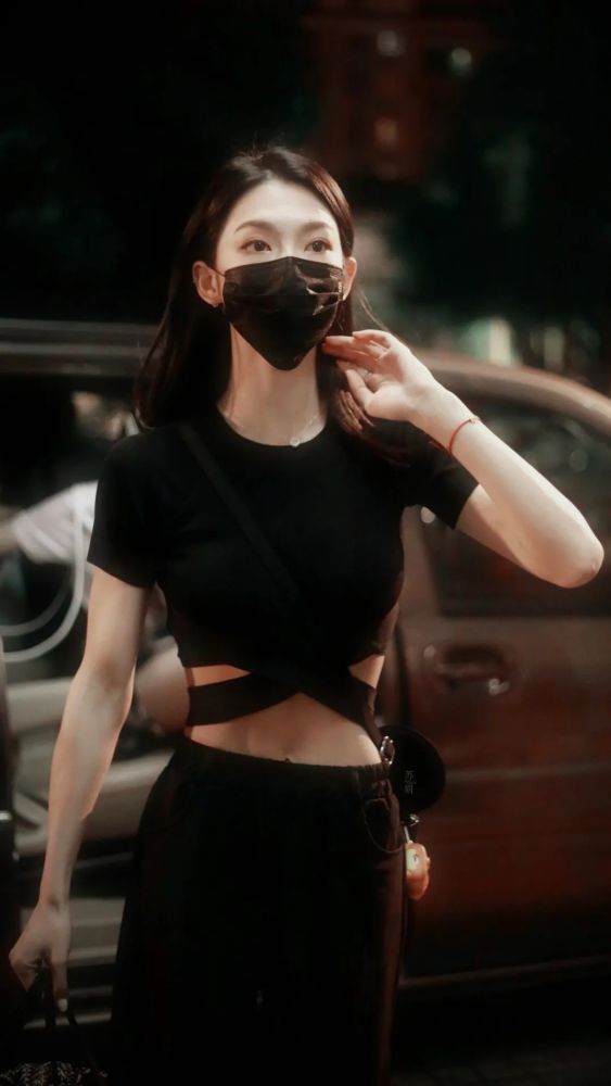 曾可妮腰精,马甲线亮眼