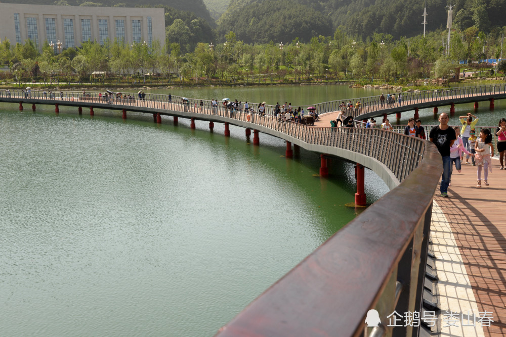 最后一页 人民公园又名天鹅湖,位于贵州省遵义市新蒲新区府前路,占地