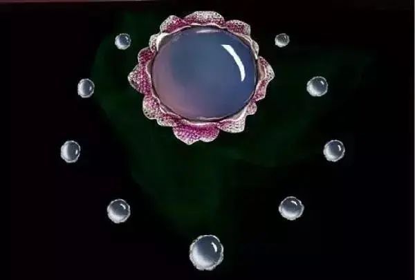 在翡翠圈,存在着这样一句话:"红翡绿翠紫为贵",这说明紫罗兰翡翠的
