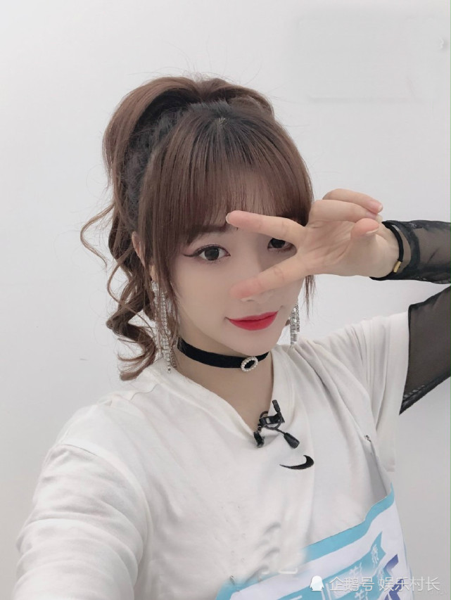 在本期节目中,孔雪儿得到了lisa老师的表扬,该话题也同样登上热搜.