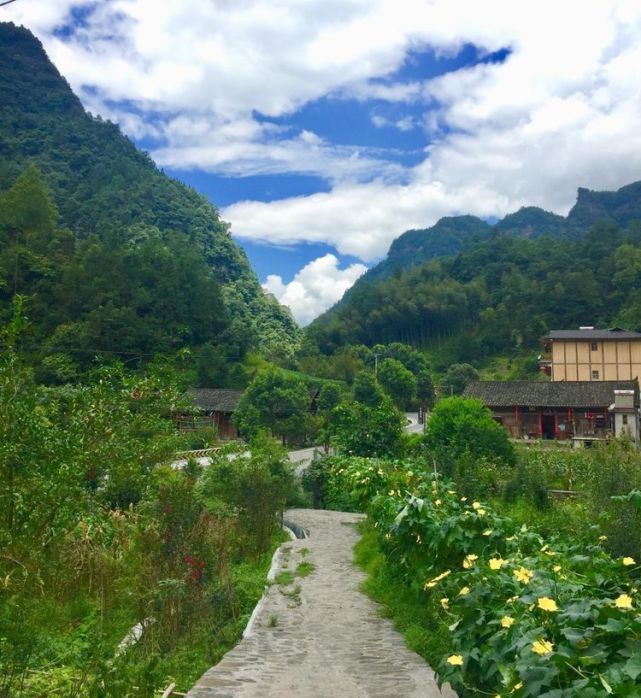 13个传统土家院落,像一串珍珠,镶嵌在黔江深山沟里青山绿水间