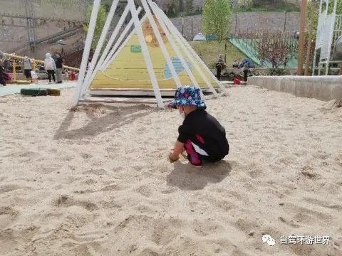 这里有!细细的软软的沙堆,孩子尽情玩儿,记得带着玩沙小工具.