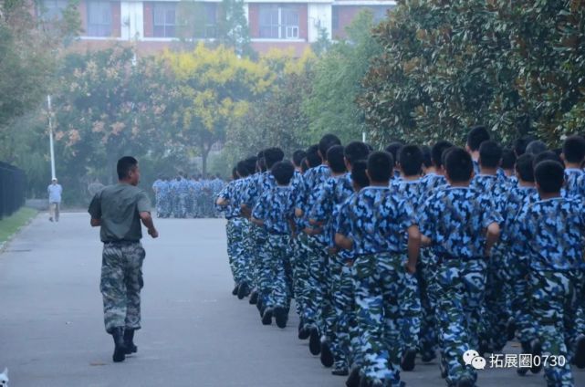 体育队列队形教案_武警单兵队列训练的动作要领_单兵队列训练教案下载