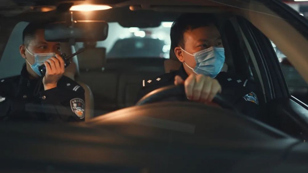 一个警察一个小偷是什么成语_小偷的万能钥匙是什么(3)