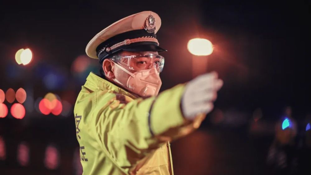 一个警察一个小偷是什么成语_小偷的万能钥匙是什么(3)