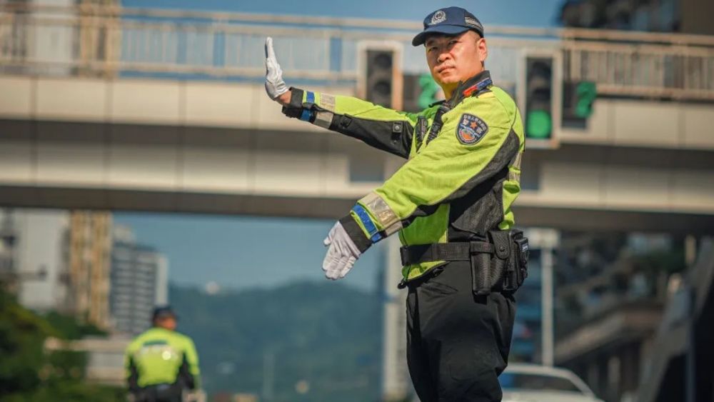 一个警察一个小偷是什么成语_小偷的万能钥匙是什么(3)