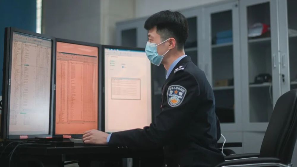 一个警察一个小偷是什么成语_小偷的万能钥匙是什么(3)
