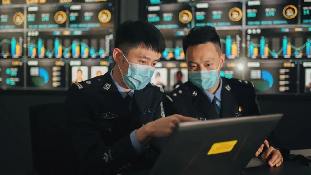 一个警察一个小偷是什么成语_小偷的万能钥匙是什么(3)